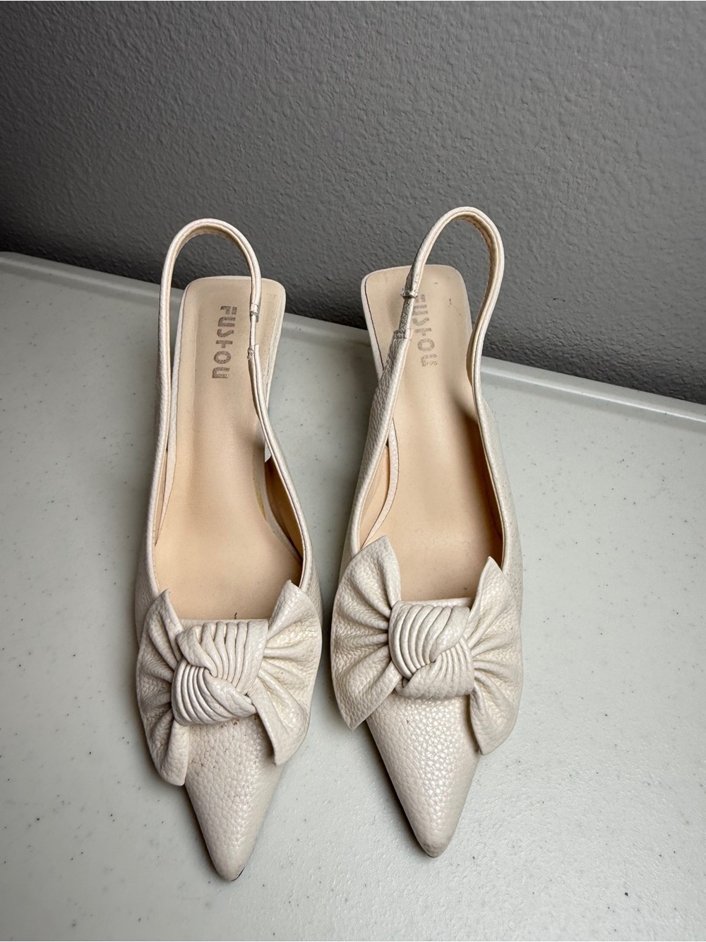 Ivory Slingback Heels Size 7.5 Pointed-Toe Bow Faux Leather Shoes - Picture 3 of 8